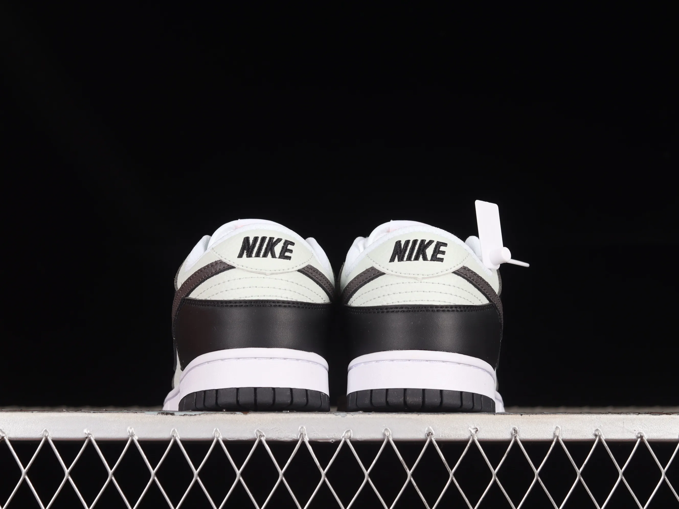 All Categories Nk SB Dunk Series Nk SB Dunk Low Low-top sneakers Cost-effective version Nk Dunk Low "Mini Orange Swoosh" SB low-top sports and leisure sneakers FN7808-001